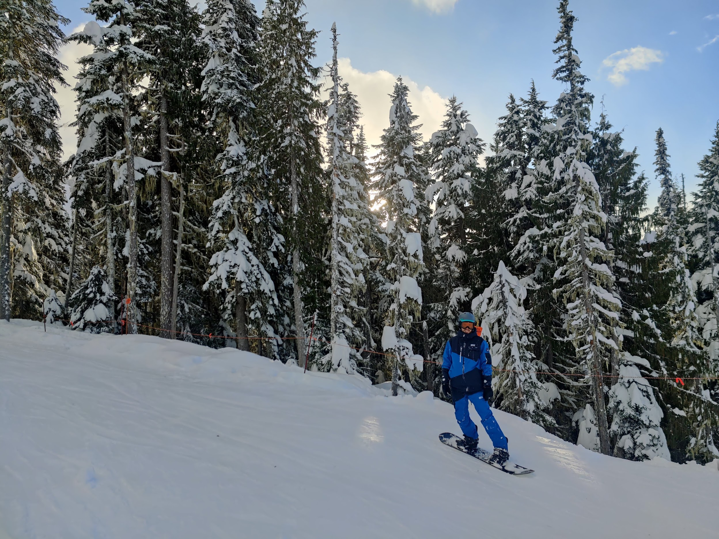 Victor snowboarding